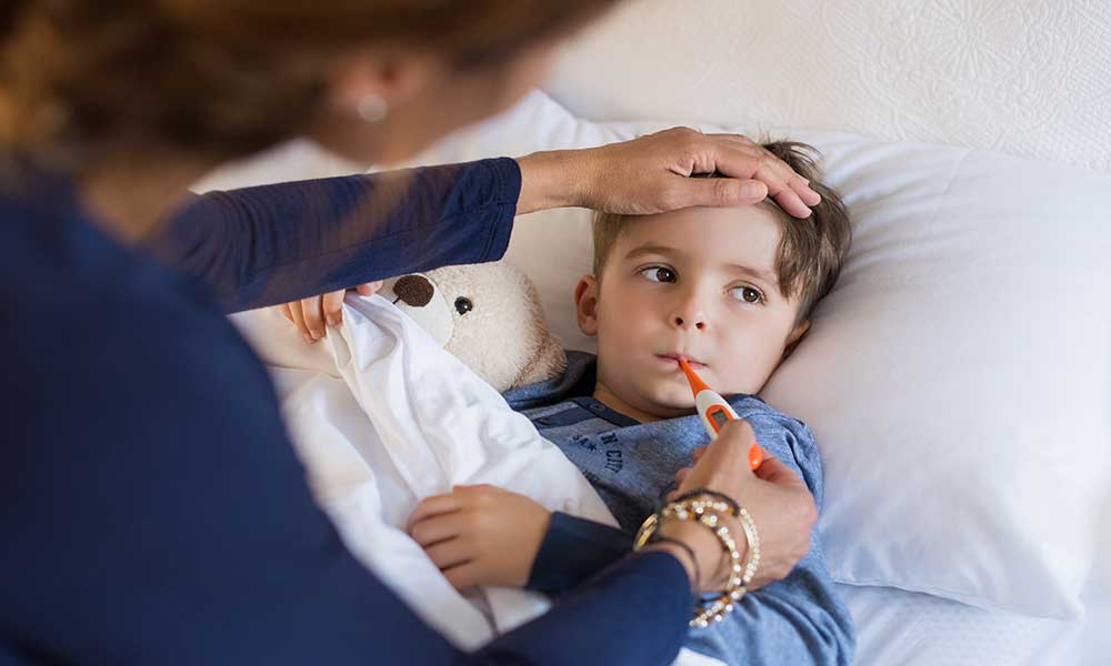 4 Cara Mengatasi Demam pada Anak